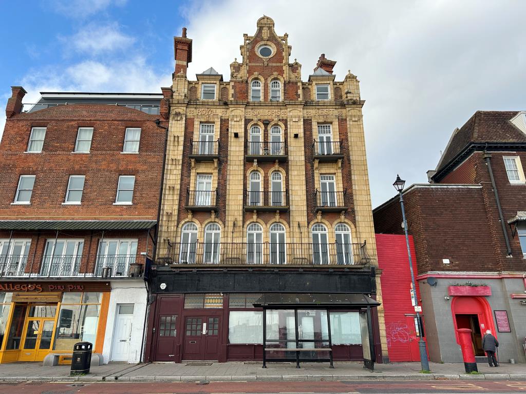 Lot: 160 - TOP FLOOR FLAT WITH VIEWS - Flat with views